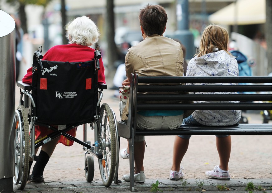 ARCHIV - ZUR SWISSCANTO-STUDIE UEBER DIE SITUATION DER PENSIONSKASSEN, AM DIENSTAG, 29. MAI 2018, STELLEN WIR IHNEN FOLGENDES BILDMATERIAL ZUR VERFUEGUNG ---- Frauen aus drei Generationen sitzen neben ...