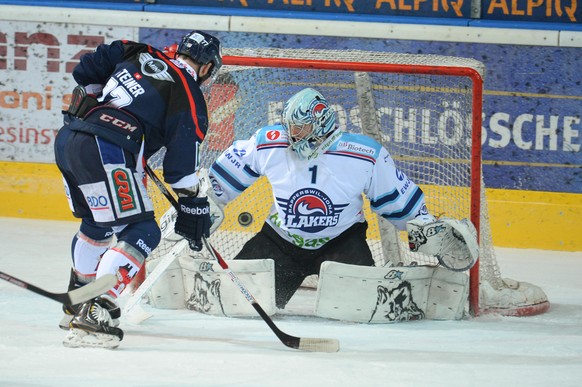 CAPTION CORRECTION - CORRECTS Name of goalkeeper Tim Wolf: Ambri&#039;s Daniel Steiner, left, vies for the puck with Lakers&#039;s player Tim Wolf, right, during the playout game of National League A  ...