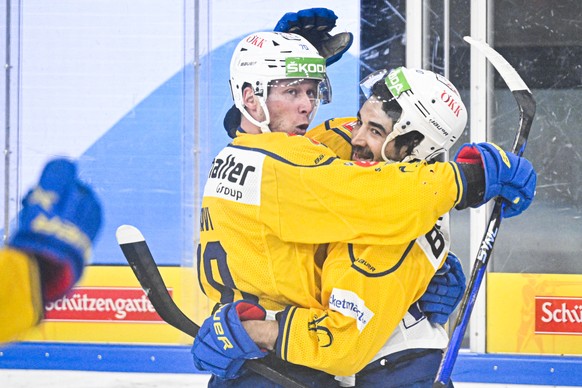 Davos&#039; Andres Ambuehl, rechts, bejubelt sein 2-3 mit Enzo Corvi im Eishockeyspiel der National League zwischen den Rapperswil-Jona Lakers und dem HC Davos, am Freitag, 17. Februar 2023, in der St ...