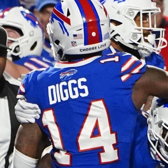 NFL, American Football Herren, USA Green Bay Packers at Buffalo Bills Oct 30, 2022 Orchard Park, New York, USA Buffalo Bills wide receiver Isaiah McKenzie 6 congratulates Buffalo Bills wide receiver S ...