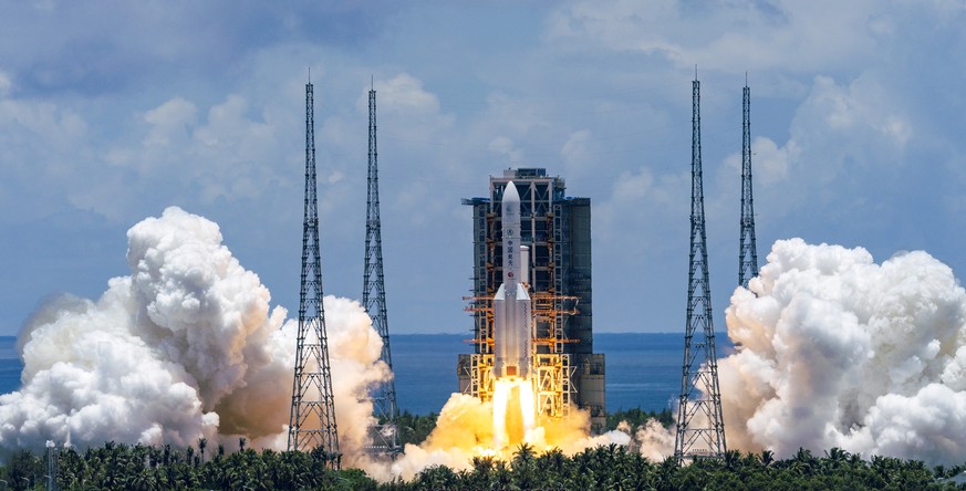 In this photo released by China&#039;s Xinhua News Agency, a Long March-5 rocket carrying the Tianwen-1 Mars probe lifts off from the Wenchang Space Launch Center in southern China&#039;s Hainan Provi ...