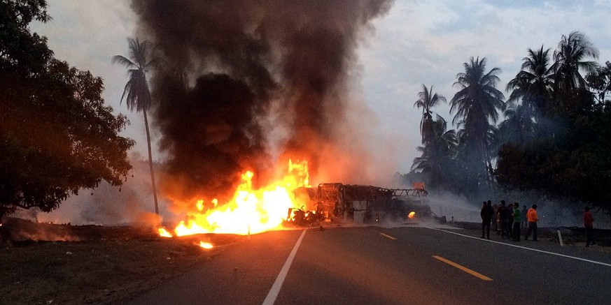 epa05906364 Two vehicles burn after a head-on collision on a highway near Feliciano in the southern state of Guerrero, Mexico, 13 April 2017. At least 14 people were killed and 20 more injured when a  ...