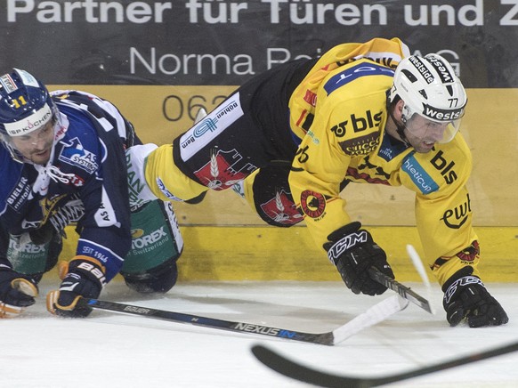 Langenthals Hans Pienitz, links, im Kampf um den Puck gegen Berns Trevor Smith, rechts, im Eishockey Cup 1/16 Final Spiel zwischen dem SC Langenthal aus der NLB, und dem SC Bern aus der National Leagu ...