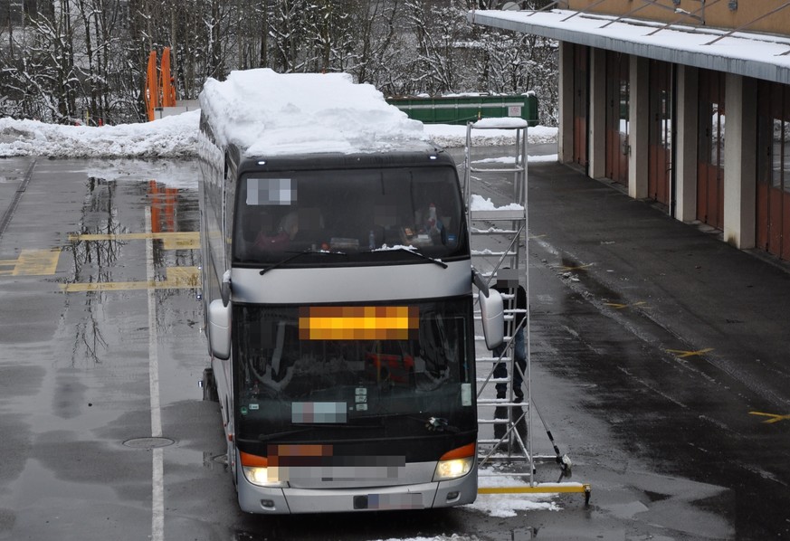 HANDOUT - Ein Reisecar mit zu viel Schnee auf dem Dach, angehalten von der Polizei im Kanton Solothurn, am Sonntag, 15. Januar 2017 auf der Autobahn A1 bei Oensingen. Der Reisecar war laut Polizeianga ...