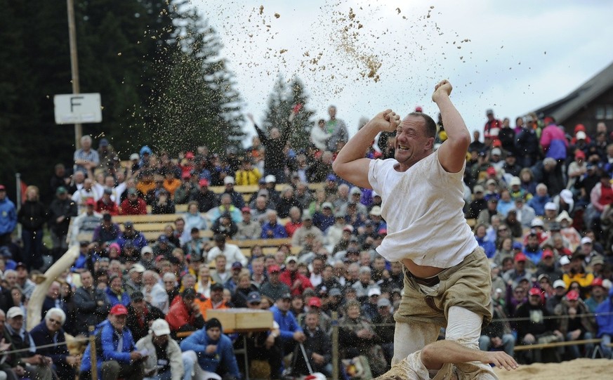 Der Thurgauer Stefan Burkhalter feiert seinen Sieg im Schlussgang gegen den Buendner Edi Philipp, am Schwaegalp-Schwinget am Sonntag, 8. August 2010 auf der Schwaegalp. (KEYSTONE/Regina Kuehne)