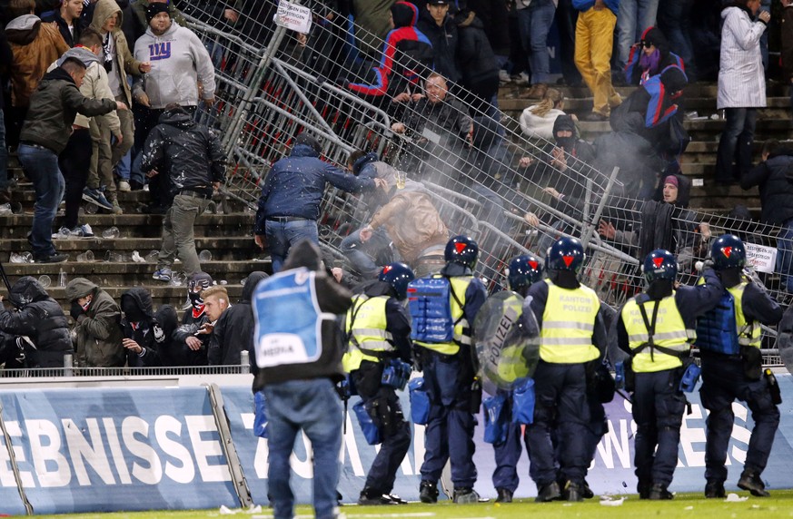 Die Polizei trennt die Balser Hooligans / Fans von den Aarauer Hooligans nach dem Fussball Meisterschaftsspiel der Super League zwischen dem FC Aarau und dem FC Basel am Donnerstag, 15. Mai 2014, im S ...