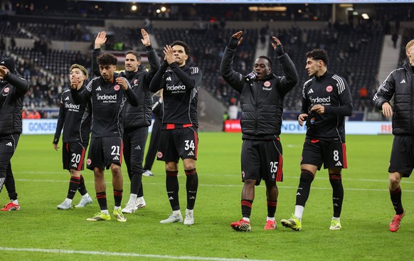01.03.2026, Fussball Bundesliga, Eintracht Frankfurt - SC Freiburg, v.l., Eintracht-Spieler feiern mit den Fans DFL/DFB REGULATIONS PROHIBIT ANY USE OF PHOTOGRAPHS AS IMAGE SEQUENCES AND/OR QUASI-VIDE ...