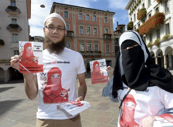 Nora Illi, Leiterin des Frauenverbandes des Islamischen Zentralrates der Schweiz (IZRS), rechts, und Abdel Azziz Qaasim Illi, PR-Leiter, zeigen Prospekte gegen ein Verbot des islamischen Gesichtsschle ...