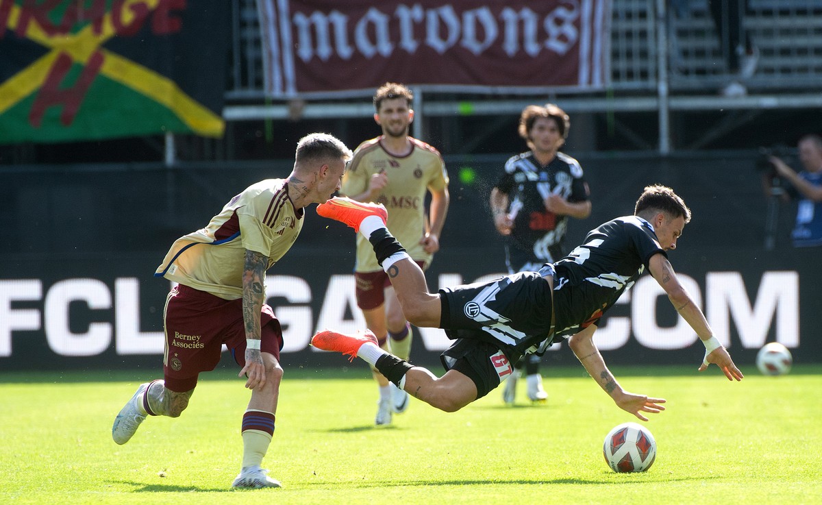 Servette's player Bendeguz Bolla, left, fight for the ball with Lugano's player Uran Bislimi, right, during the Super League soccer match FC Lugano against Servette FC, at the Cornaredo Stad ...