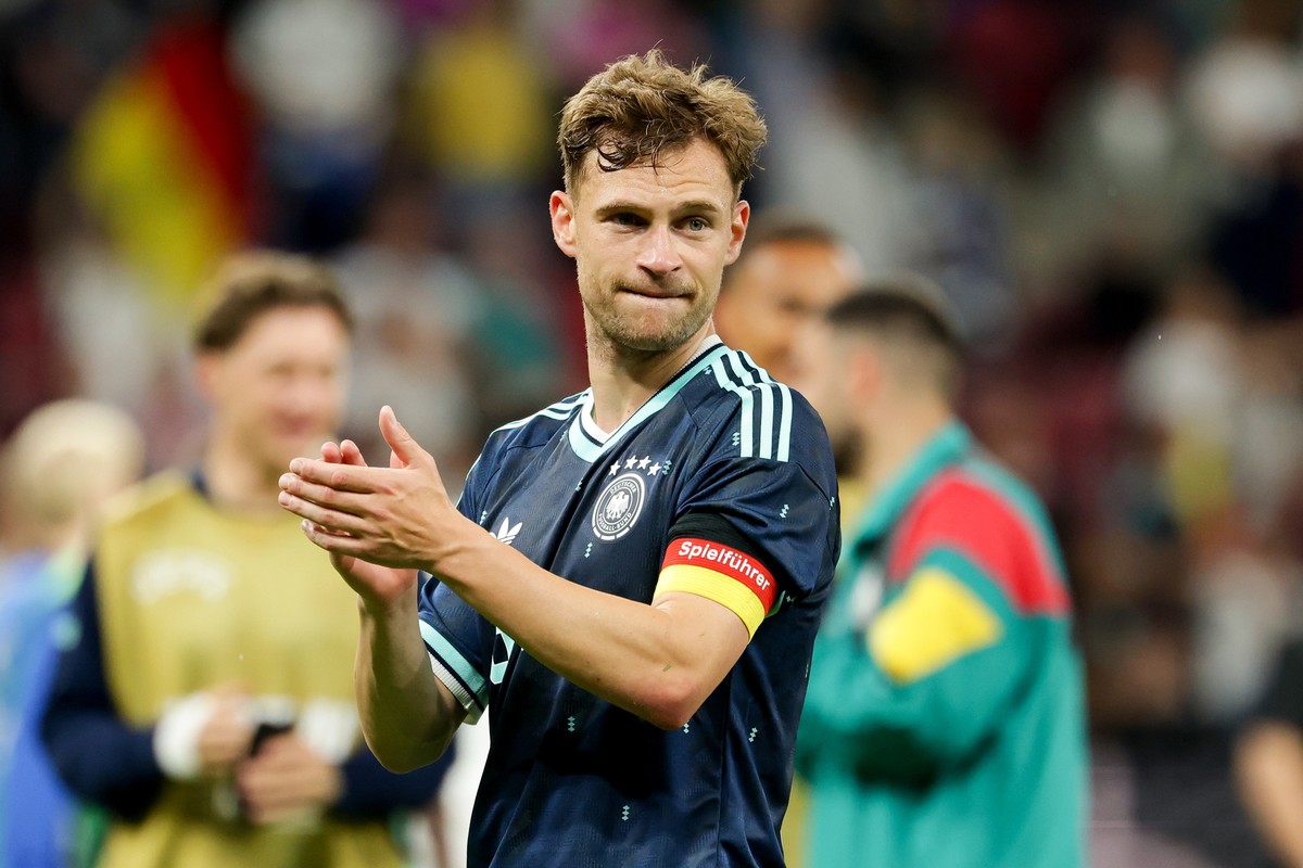epa13007509 Joshua Kimmich of Germany greets supporters after the friendly soccer match between Germany and Finland in Mainz, Germany, 31 May 2026. EPA/CHRISTOPHER NEUNDORF