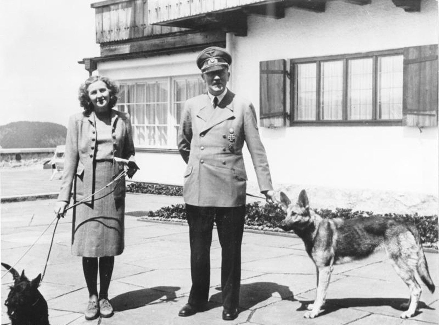 Eva Braun und Adolf Hitler auf dem Obersalzberg anno 1942.