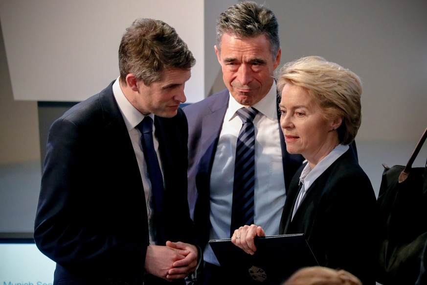 epa07372218 (L-R) Britain&#039;s Secretary of State for Defence Gavin Williamson, former Danish Prime Minister and Secretary General of the North Atlantic Treaty Organization (NATO), Anders Fogh Rasmu ...