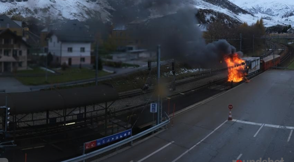 Lastwagen beim Autoverlad Furka in Brand