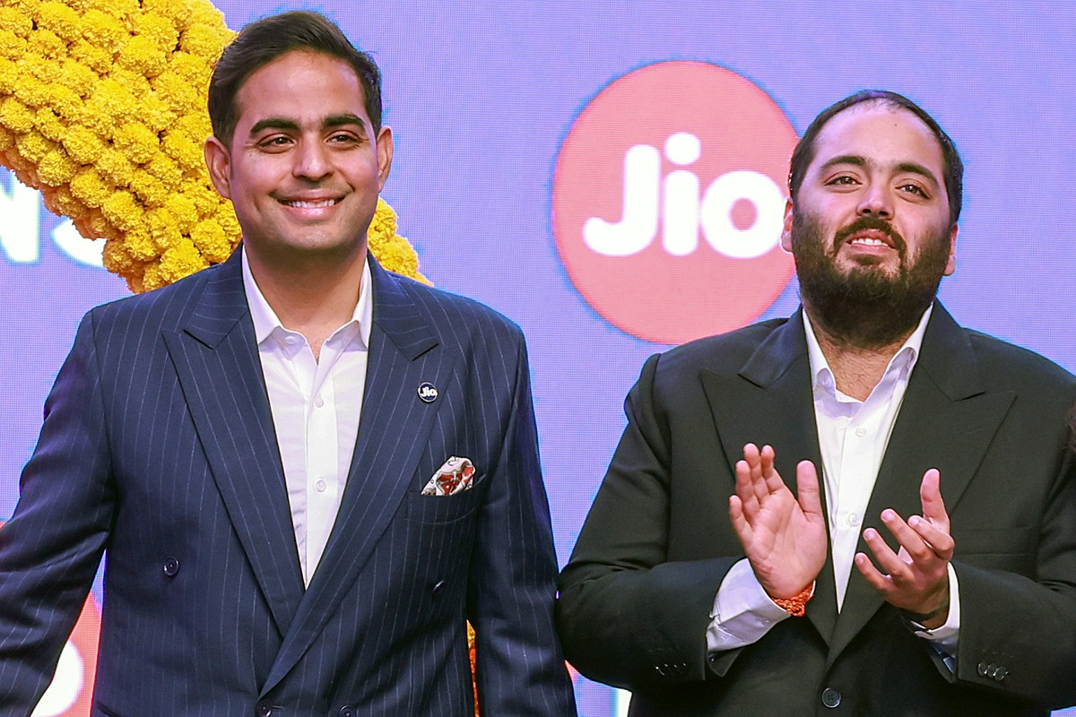 epa13336103 Jio Platforms Limited Managing Director Akash Ambani (L) and Jio Platforms' Non-Executive Director Anant Ambani (R) attend the listing ceremony of Jio Platforms Limited at the Nationa ...