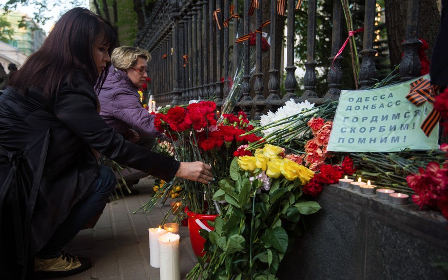 Ukrainische Botschaft, Moskau: Trauer über die Opfer von Odessa. In der südukrainischen Küstenstadt waren am Freitagabend Dutzende Menschen bei Kämpfen zwischen ukrainischen Nationalisten und prorussi ...