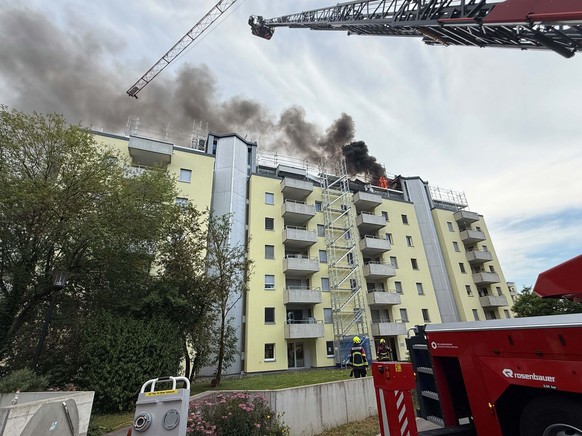Am Freitagnachmittag geriet das Dach eines Mehrfamilienhauses in Brand.