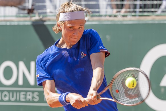 epa09953072 Leandro Riedi of Switzerland returns a ball to Johan Nikles of Switzerland during their first round match at the ATP 250 Geneva Open tennis tournament in Geneva, Switzerland, 17 May 2022. ...