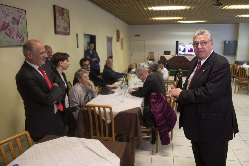 Filippo Lombardi, FDP-TI, rechts, ringt nach der knappen Abwahl im 2. Wahlgang der Staenderatswahlen Tessin am Sonntag, 17. November 2019 in Rivera um Fassung. (KEYSTONE/Ti-Press/Davide Agosta)