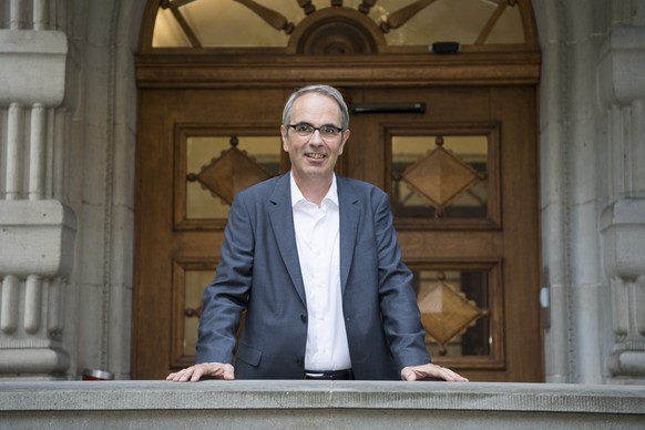 Der neue Luzerner Stadtpraesident Beat Zuesli posiert vor dem Stadthaus und uebernimmt sein Amt vom bisherigen Stadtpraesidenten Stefan Roth am Donnerstag, 1. September 2016, vor dem Stadthaus in Luze ...