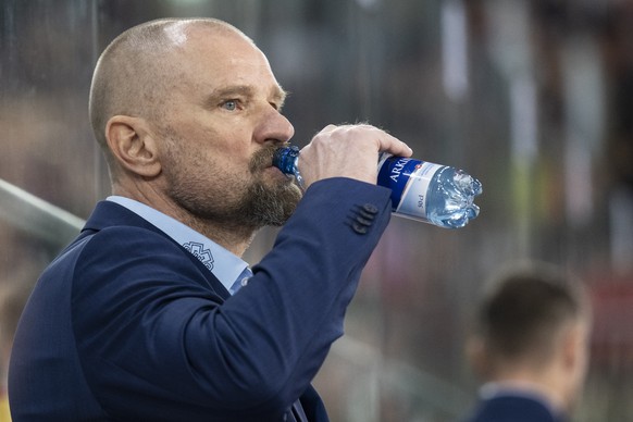 Biels Cheftrainer Petri Matikainen ist unzufrieden im Eishockey Qualifikationsspiel der National League zwischen dem EHC Biel und dem EHC Kloten, am Freitag, 6. Oktober 2023, in der Tissot Arena in Bi ...