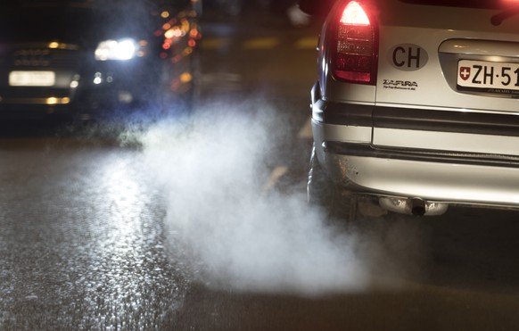 ARCHIVBILD ZUM OECD-UMWELTPRUEFBERICHT UEBER DIE SCHWEIZ, AM MONTAG, 27. NOVEBMER 2017 - Exhaust fumes come out an Opel, pictured on a street in Zurich, Switzerland, on December 6, 2016. (KEYSTONE/Gae ...