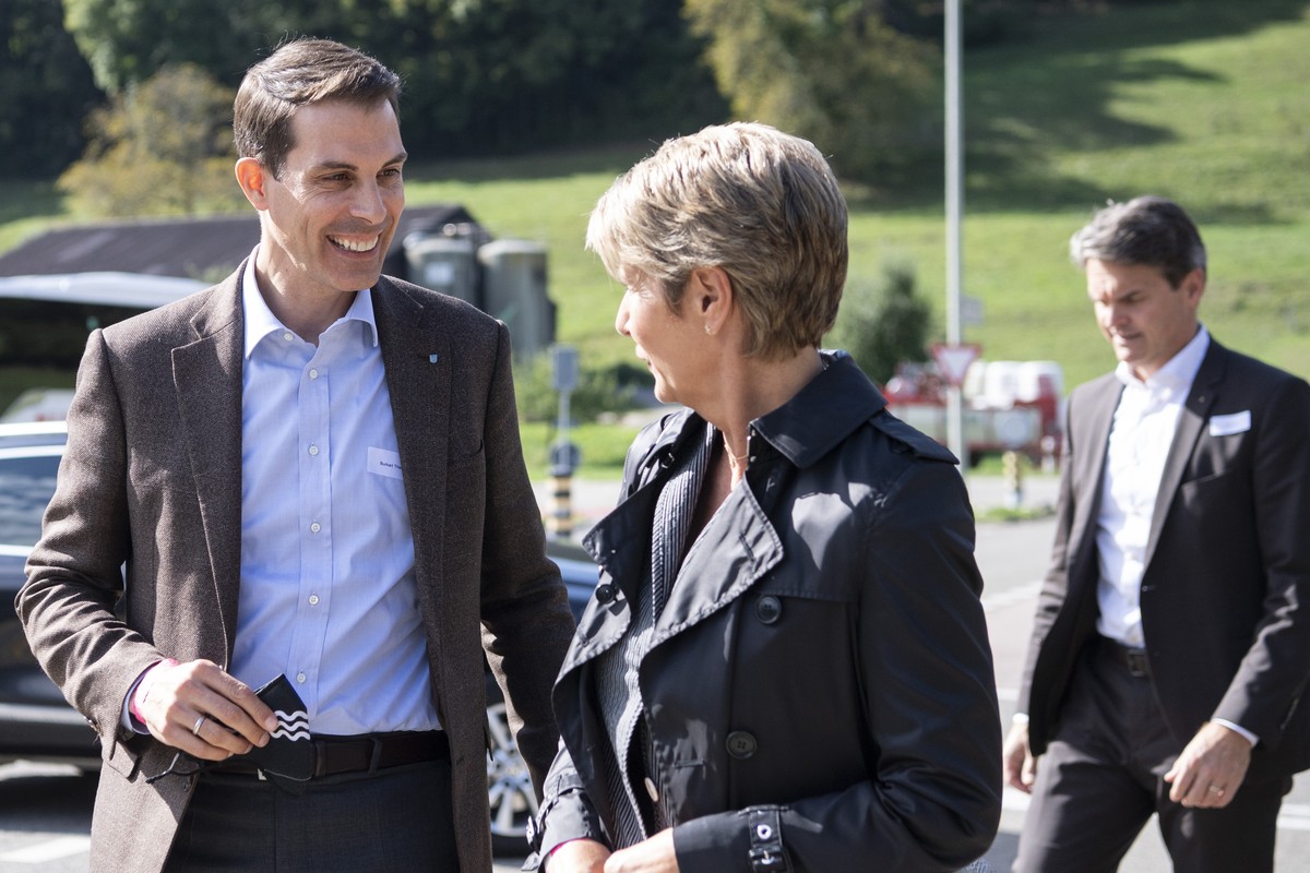 Nationalrat Thierry Burkart spricht mit Bundesraetin Karin Keller-Sutter am Fraktionsausflug der FDP im Paul-Scherrer-Institut in Villigen, aufgenommen am Mittwoch, 29. September 2021. (KEYSTONE/Ennio ...
