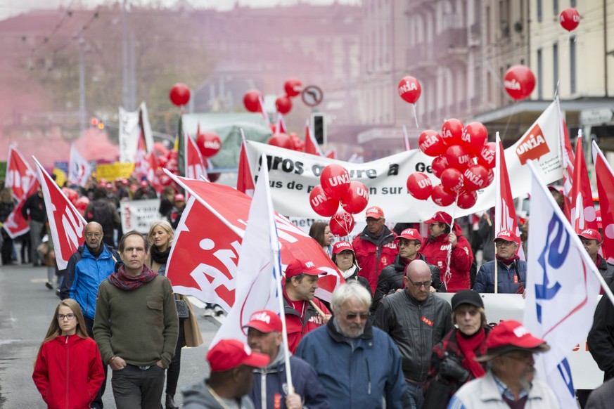 Des manifestants defilent lors de la manifestation du 1er Mai, la fete du travail, ce mercredi 1 mai 2016 dans les rues de Geneve. (KEYSTONE/Salvatore Di Nolfi)