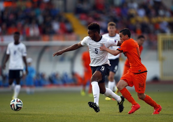 England&#039;s Joe Gomez (L) and Abdelhak Nouri of the Netherlands battle for the ball during their UEFA Under-17 Championship final soccer match at the National Stadium in Ta&#039; Qali, outside Vall ...