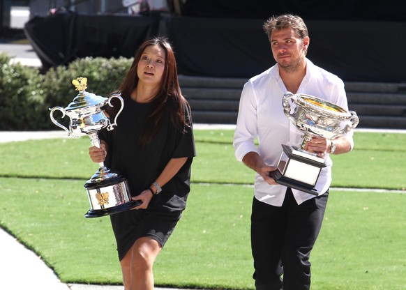 Stan Wawrinka und Li Na - die Vorjahressieger - bringen symbolisch die Trophäen des Australian Opens zurück nach Melbourne.