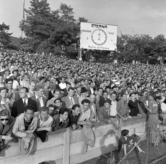 Die Zuschauer auf der Tribuene verfolgen gespannt das Entscheidungsspiel Deutschland - Tuerkei am 23. Juni 1954 in Zuerich auf dem Rasen des Hardturm-Stadions. Deutschland gewinnt gegen die Tuerken an ...