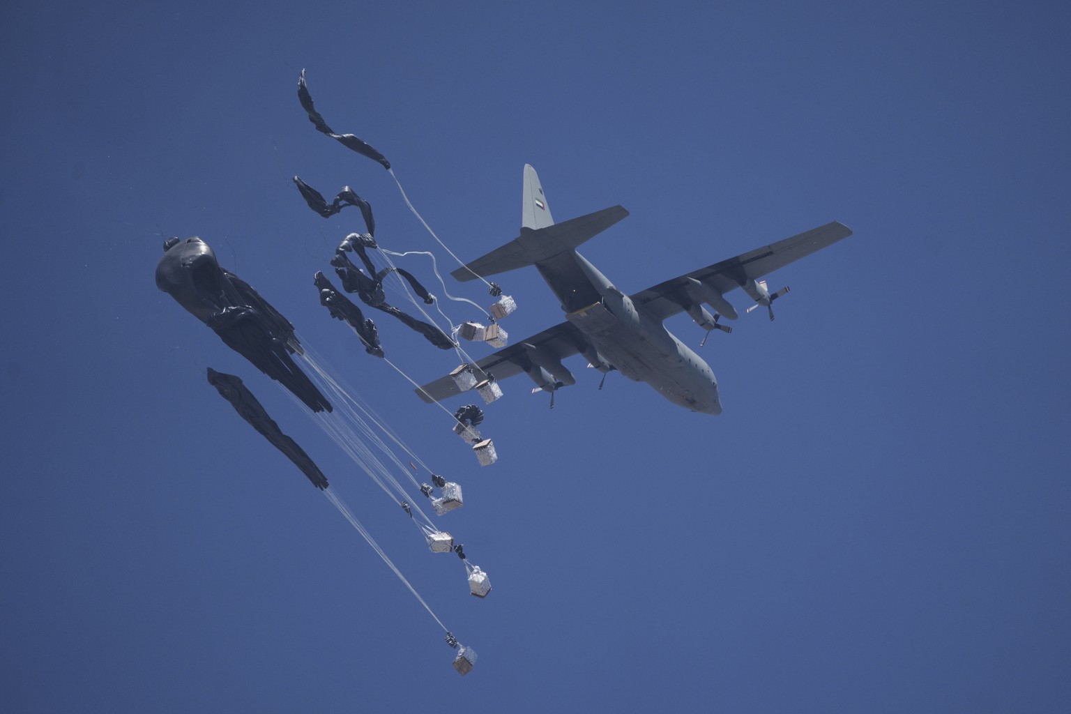 KEYPIX - Humanitarian aid is airdropped to Palestinians over Gaza City, Gaza Strip, Sunday, July 27, 2025. (AP Photo/Jehad Alshrafi)