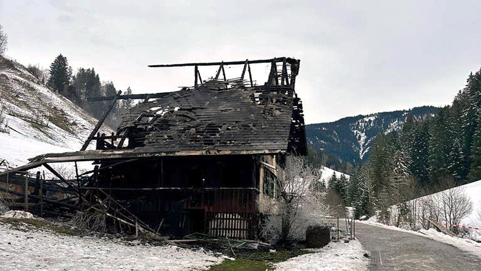 HANDOUT - Das abgebrannte Wohnhaus in Wiggen LU am Montag, 22. Januar 2024, wo drei tote Personen geborgen worden sind. Drei weitere Personen wurden verletzt. Die Brandursache war am Montagmorgen noch ...