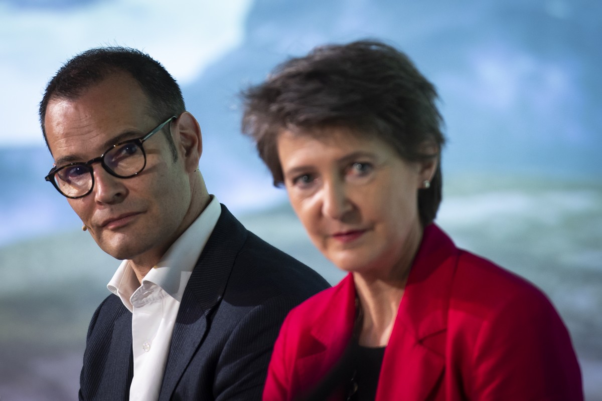 Christoph Brand, CEO Axpo, und Bundesraetin Simonetta Sommaruga, bei der Ersteinspeisung von "Alpin Solar", aufgenommen am Freitag, 8. Oktober 2021, in Linthal. Der Stromkonzern Axpo baut an ...