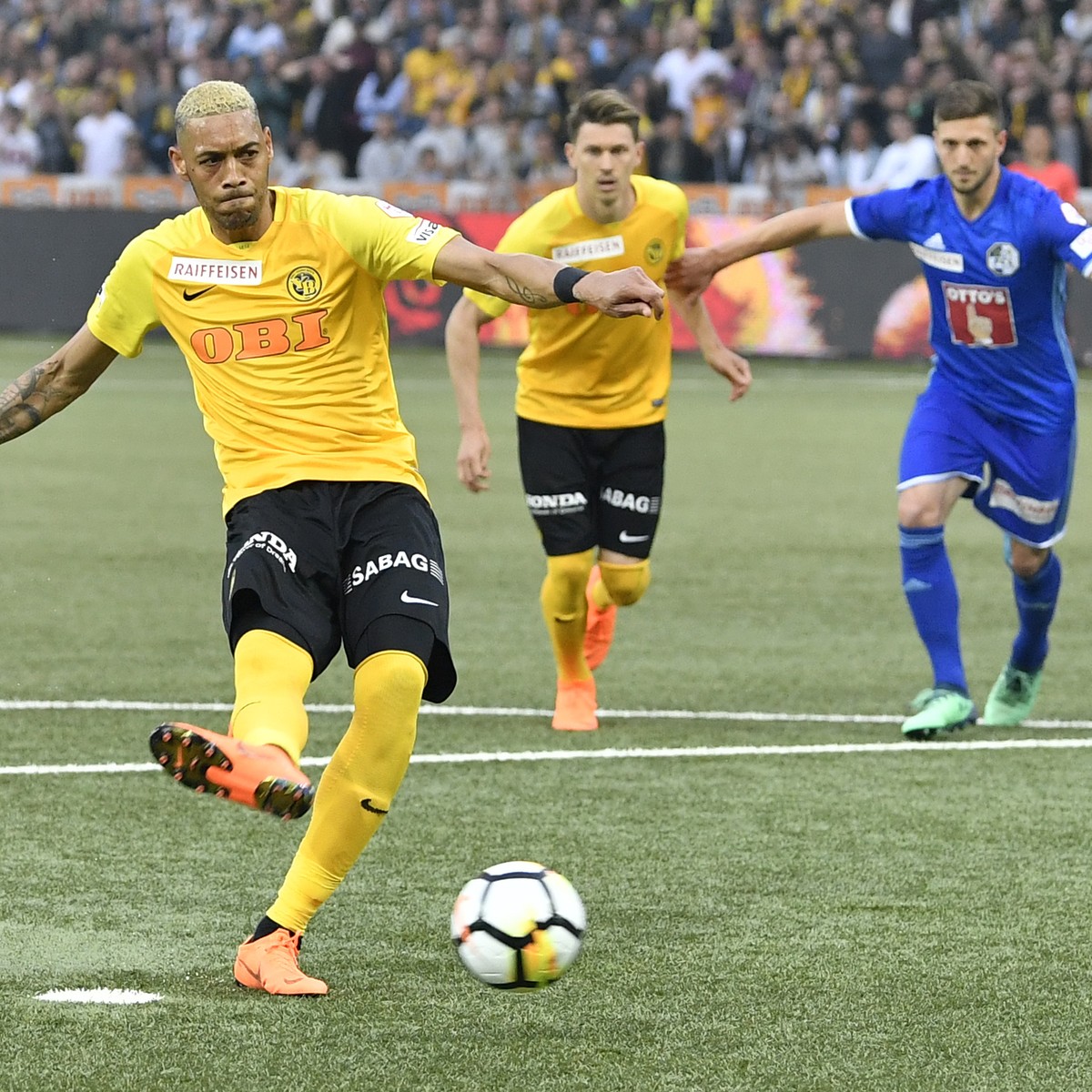 YBs Guillaume Hoarau, Mitte, verwertet einen Penalty zum 1:1 Ausgleich im Super League Spiel zwischen dem BSC Young Boys und dem FC Luzern, am Samstag, 28. April 2018 im Stade de Suisse in Bern. (KEYS ...