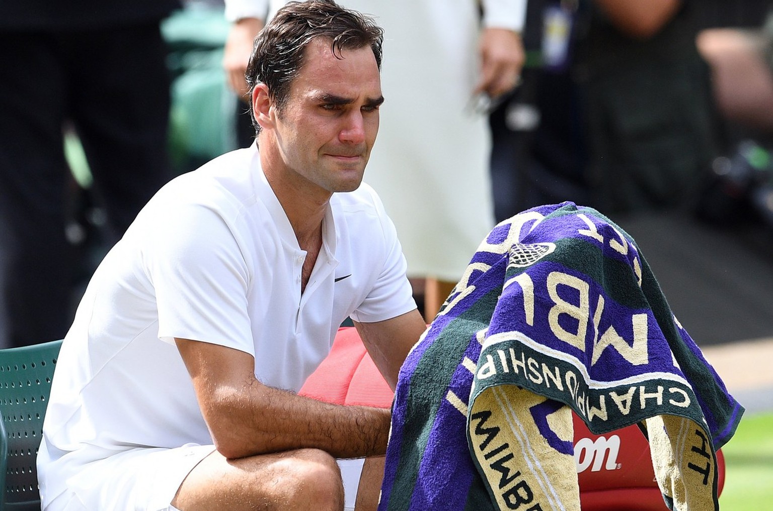 epa06091238 Roger Federer of Switzerland celebrates his victory over Marin Cilic of Croatia in the men&#039;s final of the Wimbledon Championships at the All England Lawn Tennis Club, in London, Brita ...