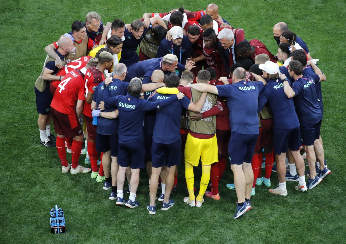 Switzerland's Granit Xhaka, center, talks to his teammates during the Euro 2020 soccer championship quarterfinal match between Switzerland and Spain at Saint Petersburg Stadium in St. Petersburg, ...