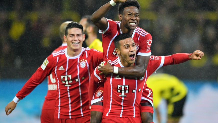 epa06308697 Bayern&#039;s David Alaba (up) celebrates with teammates after scoring the 3-0 lead during the German Bundesliga soccer match between Borrusia Dortmund and FC Bayern Munich in Dortmund, Ge ...