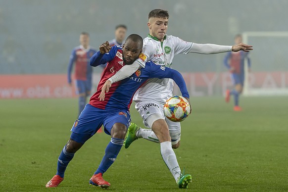 Basels Aldo Kalulu, links, im Kampf um den Ball gegen St. Gallens Leonidas Stergiou, rechts, im Fussball Meisterschaftsspiel der Super League zwischen dem FC Basel 1893 und dem FC St. Gallen 1879 im S ...