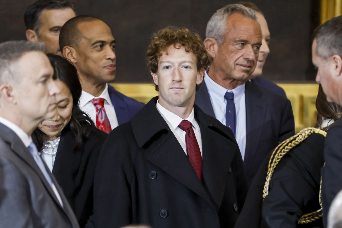 epa11838872 CEO of Meta Mark Zuckerberg (C) attends Donald Trump?s inauguration as the next President of the United States in the rotunda of the United States Capitol in Washington, DC, USA, 20 Januar ...