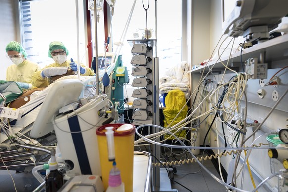 Aerzte und Pflegende kuemmern sich um Covid-Patienten auf der Covid-19-Intensivabteilung im Stadtspital Triemli am 10. Dezember 2020 in Zuerich. (KEYSTONE/Gaetan Bally)