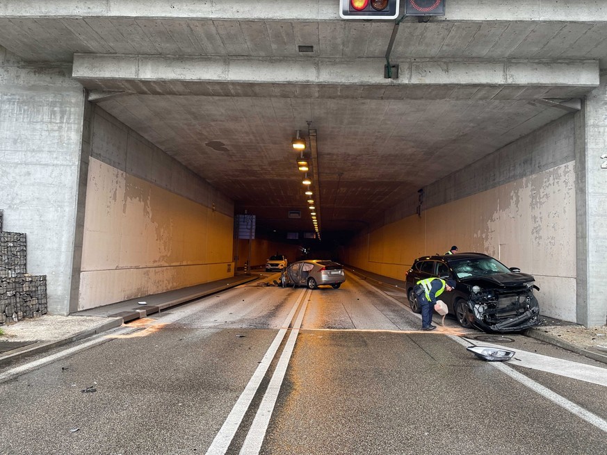 An den beiden Autos entstand Totalschaden.