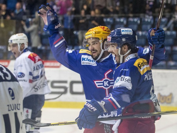 EHC Kloten Stuermer Denis Hollenstein, rechts, feiert seinen zum 2-1 mit Vincent Praplan waehrend dem Eishockey-Meisterschaftsspiel der National League zwischen dem EHC Kloten und den ZSC Lions am Sam ...