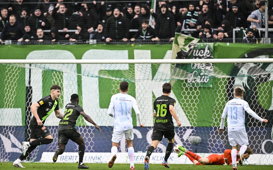 St. Gallens Matej Maglica, links, trifft zum 2-2 gegen Luzerns Torhueter Pascal Loretz, im Fussball Super League Spiel zwischen dem FC St. Gallen und dem FC Luzern, am Sonntag, 19. Februar 2023, im Ky ...