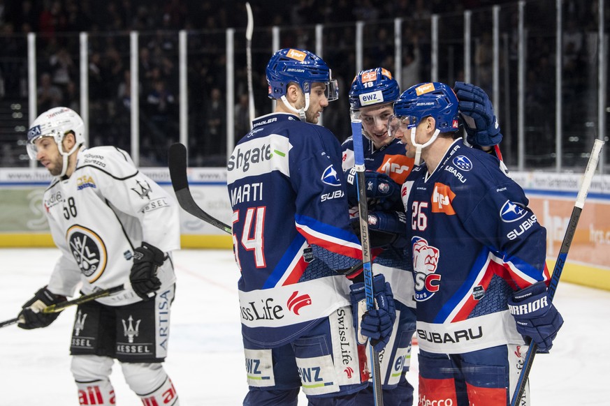 Zuerichs Simon Bodenmann, rechts, jubelt mit der Mannschaft im Eishockeyspiel der National League zwischen den ZSC Lions und dem HC Lugano am Dienstag, 12. November 2019, im Zuercher Hallenstadion. (K ...