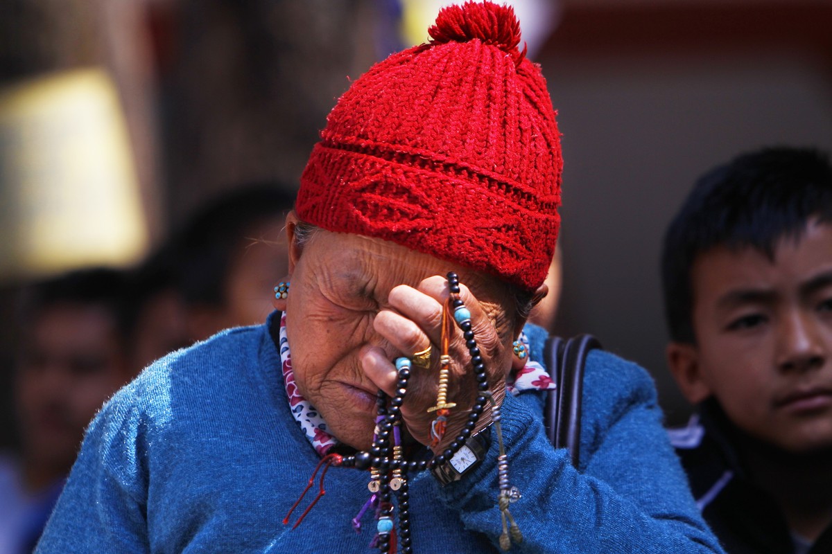 Die Mutter eines verstorbenen Sherpas trauert um ihren Sohn