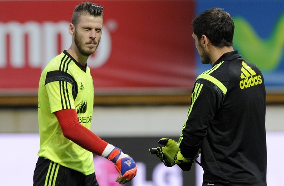 Spain&#039;s goalkeepers Iker Casillas (L) and David De Gea warm up before their international friendly soccer match against Costa Rica at the Reino de Leon stadium in Leon, northern Spain, June 11, 2 ...