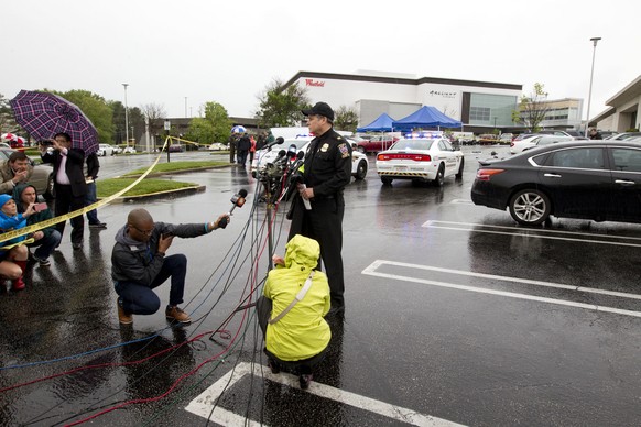 Captain Paul Starks hält eine Pressekonferenz auf dem Parkplatz der Westfield Montgomery Mall in Bethesda ab.