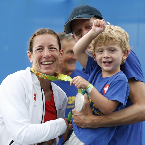 ARCHIV -- ZUM RUECKTRITT DER SCHWEIZER TRIATHLETIN NICOLA SPIRIG --- Silver medal winner Nicola Spirig of Switzerland celebrates with her family after the women&#039;s Triathlon in Fort Copacabana at  ...