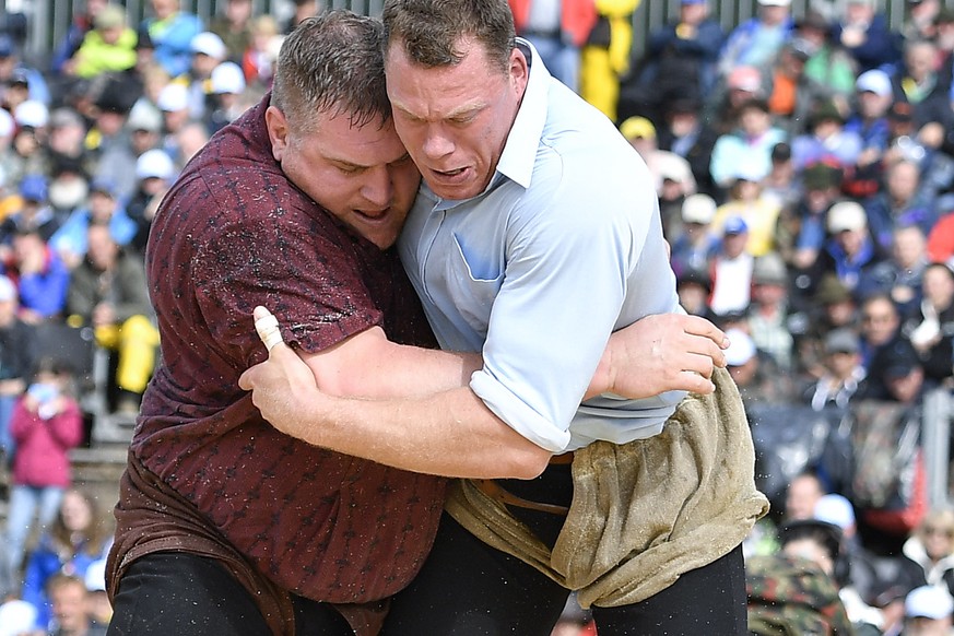 Matthias Sempach, rechts, und Christian Stucki kaempfen im Schlussgang am Schwing- und Aelplerfest Schwarzsee, am Sonntag, 19. Juni 2016, in Plaffeien. (KEYSTONE/Peter Schneider)