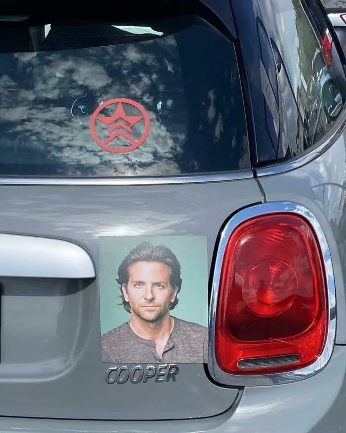 Okay bei diesen Autoaufklebern mussten wir lachen. 
https://pleated-jeans.com/2024/09/18/hilarious-bumper-stickers/